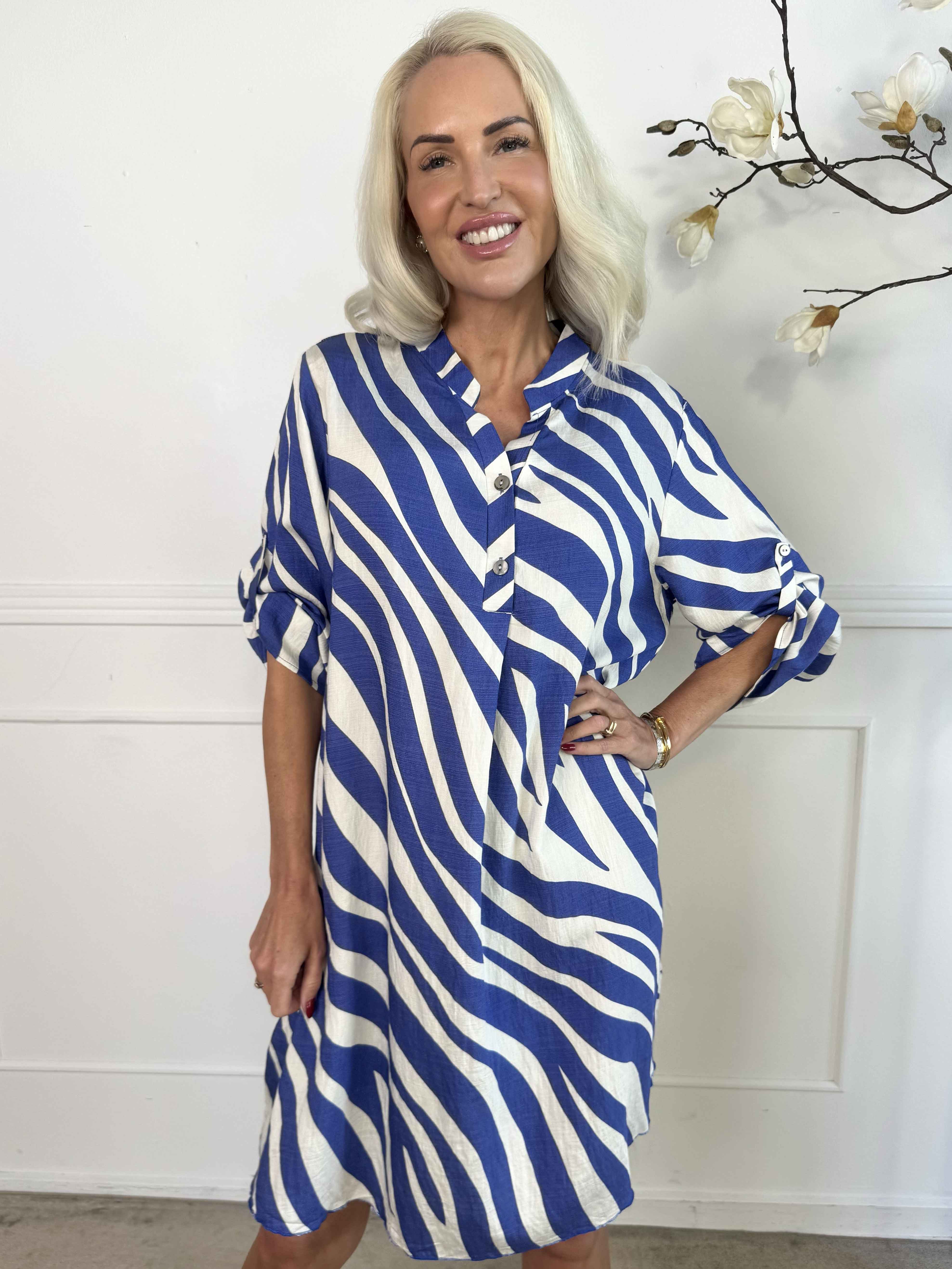 Luna - Randig tunikaklänning i viskos med knappar vid bröstet